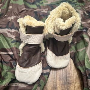 Carozoo leather Warm Brown walking slipper with Cream fur fleece lining.